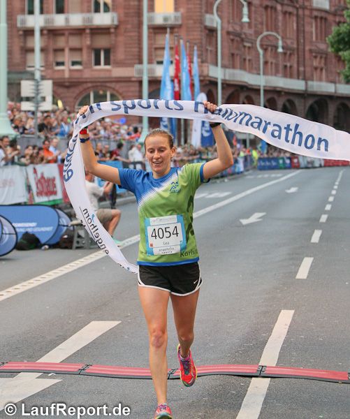 Lea Cagol gewinnt Halbmarathon beim Dämmermarathon Mannheim