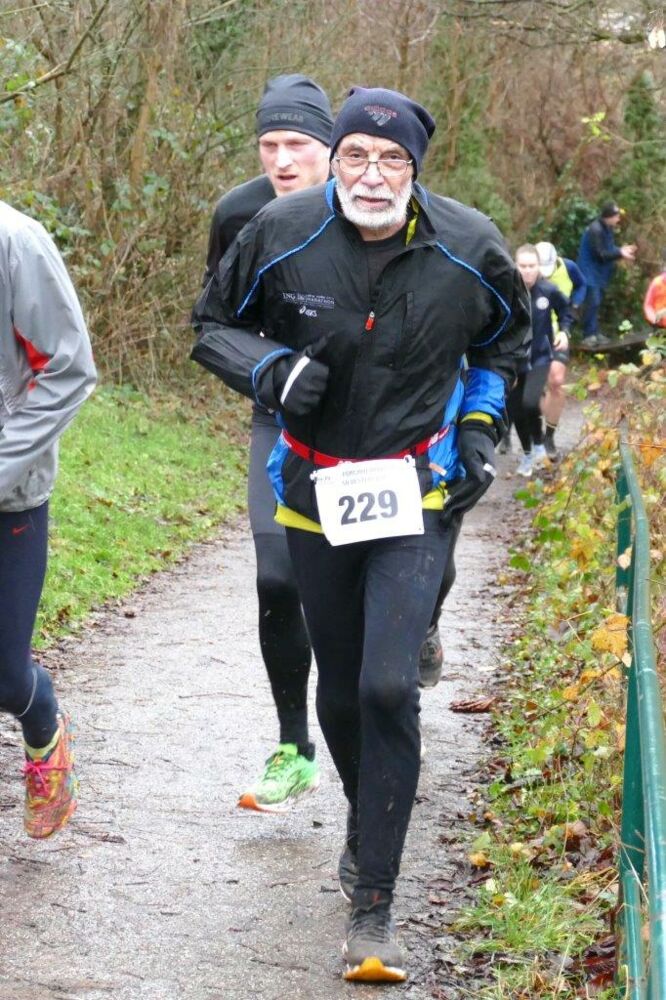 Matschig, rutschig, glücklich: Der Forchheimer Silvesterlauf 2023